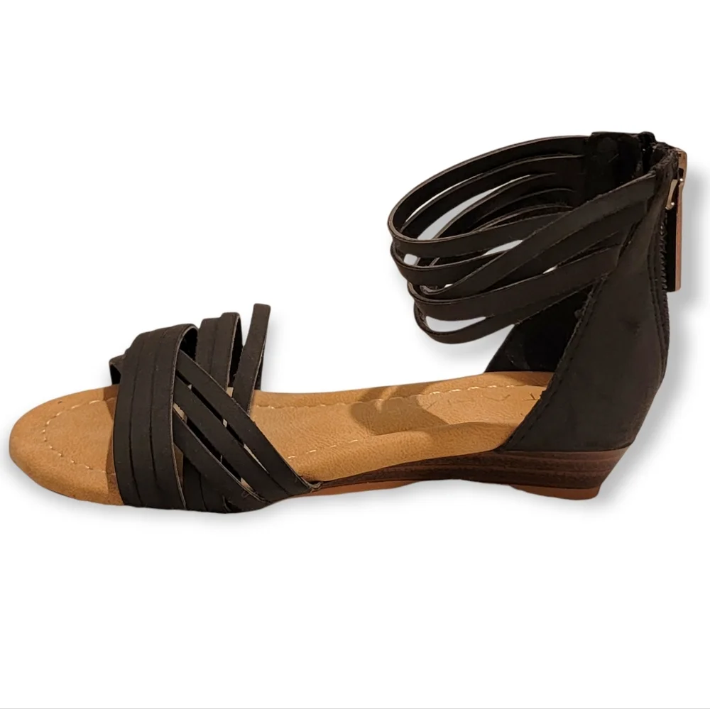 TAHARI little girls Anklestrap Open Toe flat sandals Size 7 girls